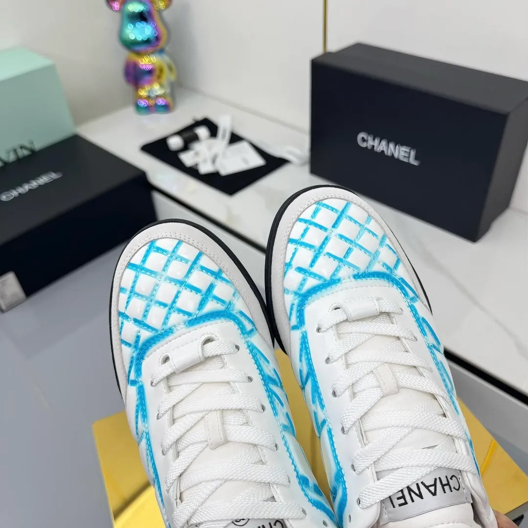 👟👟Ex-factory price 620👟👟 Top version Chanel Chanel - 2025 counter top casual sports shoes This sneaker is a classic design; the upper is electro-embroidered with a variety of techniques; the outsole is fashionable and sporty; it is extraordinary and incorporates a variety of color matching elements... The diversified mix and match is very beautiful and versatile, and can be used for leisure, fashion, sports and outdoor... ꫛꫀꪝ Go➫ Material: ❶Upper is made of: original cowhide ❷Inner lining is made of: original imported sheepskin ❸Outsole is based on: original TPU combination outsole Special counter boutique packaging complete set for women 35–41